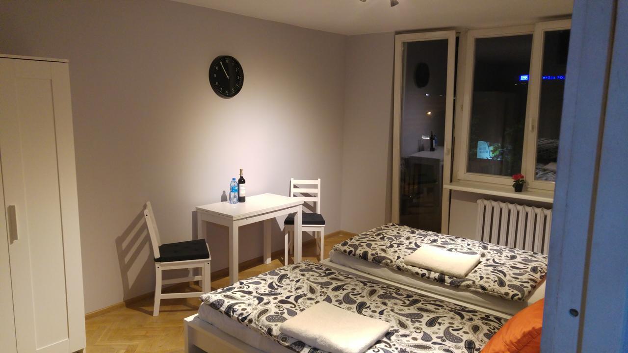 Rent0nline Niepodleglosci Rooms Metro Warschau Exterior foto