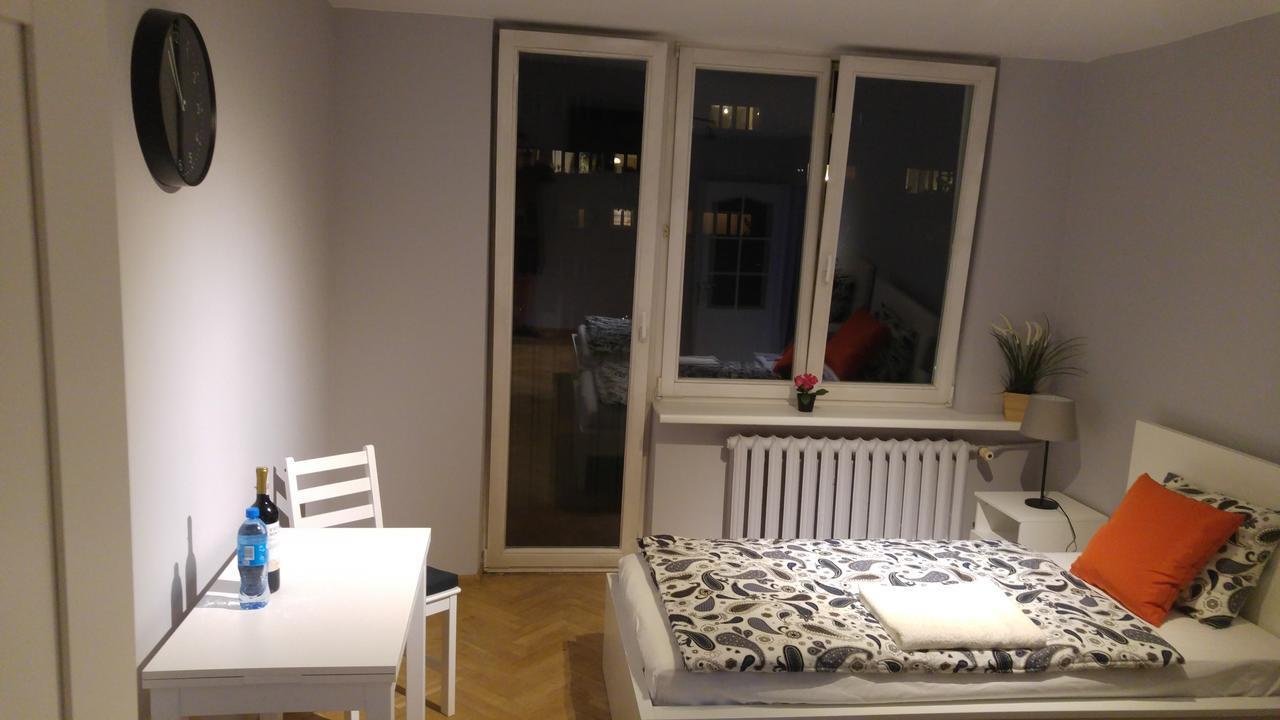 Rent0nline Niepodleglosci Rooms Metro Warschau Exterior foto